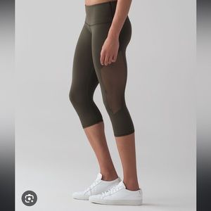 Lululemon Reveal Crop • Hunter • 6